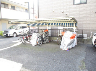 【その他共用部分】 | 屋根付きの駐輪場で雨が降っても大切な自転車が濡れなくてすみますね♪駅から自転車もおすすめです！