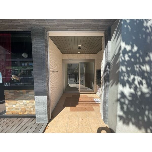 グランドーリア西院のエントランス