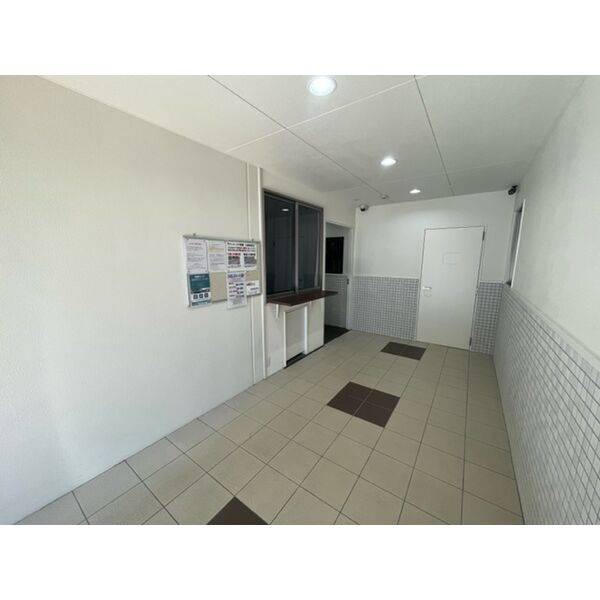 グランドーリア西院のロビー