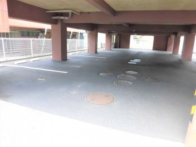 エムブレイスの駐車場