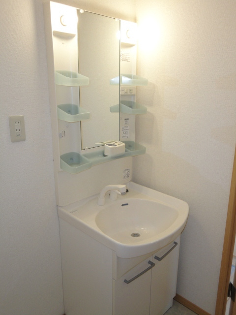 リーベンルーチェ【10，000円キャッシュバック対象物件】の独立洗面台|独立洗面台、小物を置くことができて便利です