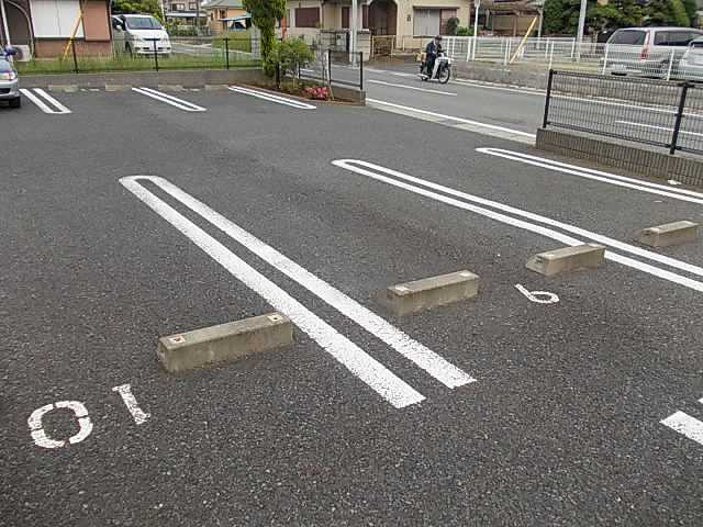 ファースト　デューⅠの駐車場