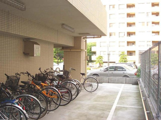【その他共用部分】 | 屋根付きの駐輪場で雨が降っても大切な自転車が濡れなくてすみます♪自転車はちょっとした移動手段に便利ですよね！