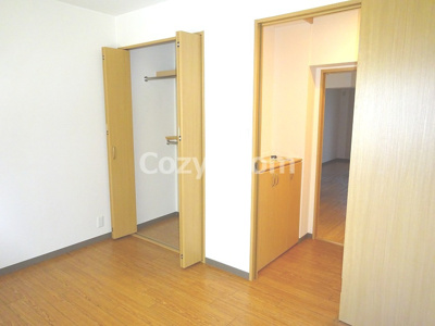 【洋室】 | 光陽マンション | 玄関入ってすぐの洋室は、5.5帖です。