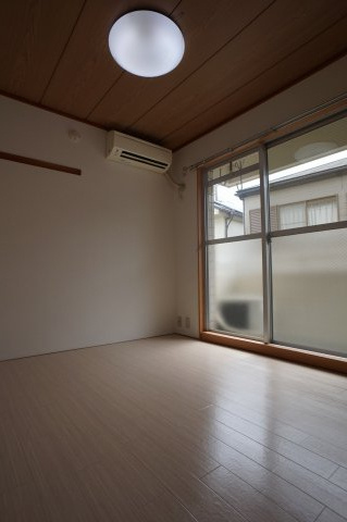 ハイツシャトルの洋室