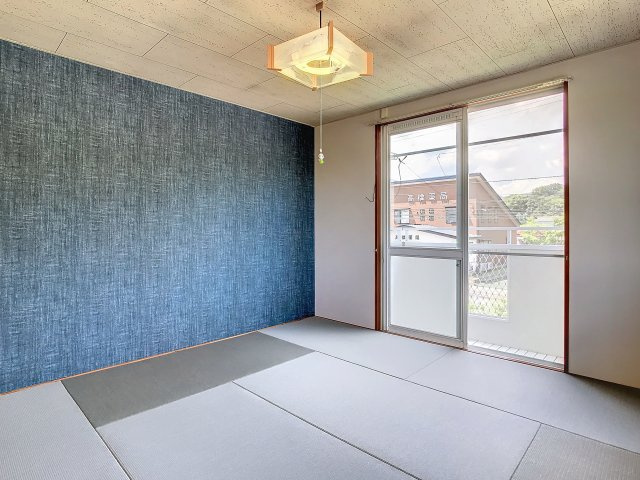 山景色の醍醐味の和室|ブルーの壁紙と落ち着いたカラーの畳がとっても素敵です☆