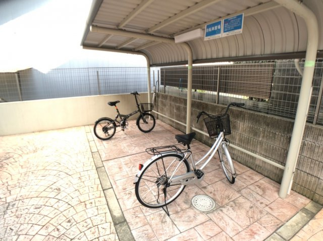 グレイス奥林Aの駐車場|自転車置場