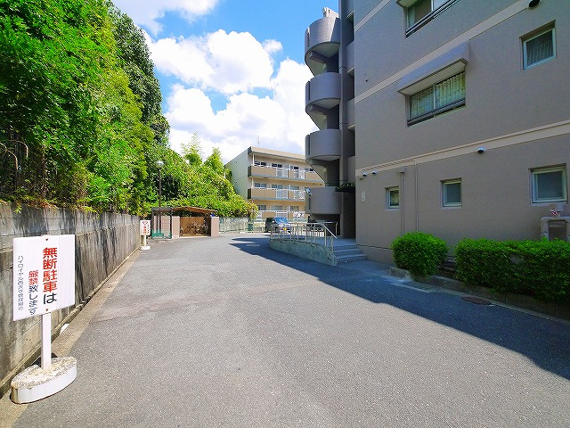 ハイロイヤル西大寺の駐車場