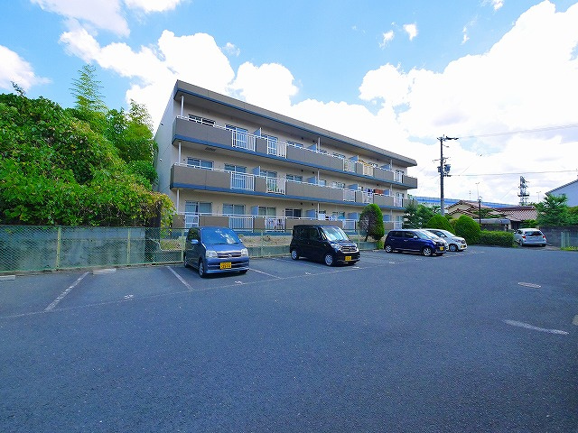 ハイロイヤル西大寺の駐車場