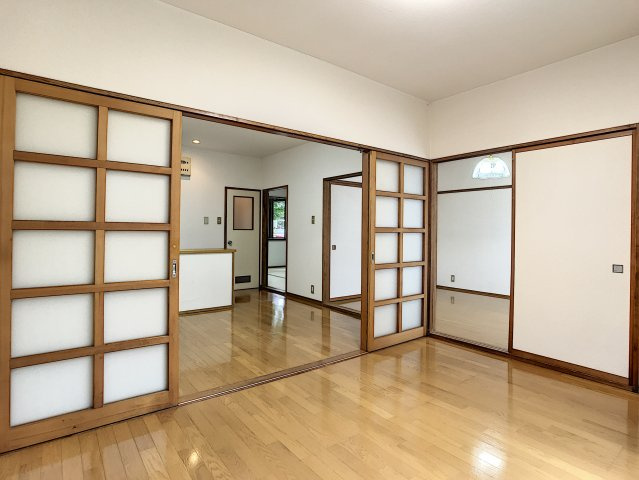 [Wi-Fi] 光と風と 青と蒼の洋室|窓の高さが魅力です