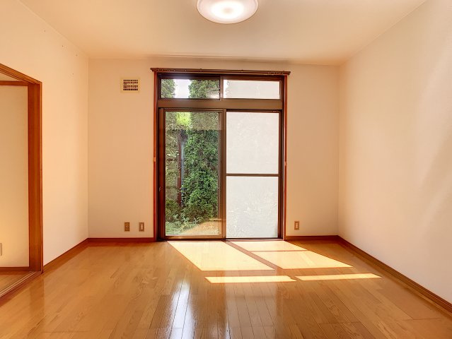 [Wi-Fi] 光と風と 青と蒼の洋室|キッチンと繋がる引き戸