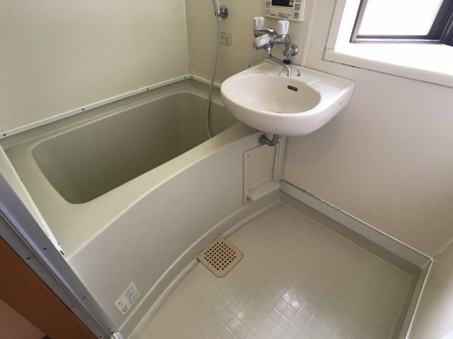 [Wi-Fi] 光と風と 青と蒼の浴室|窓のあるお風呂で日々の疲れを癒しましょう