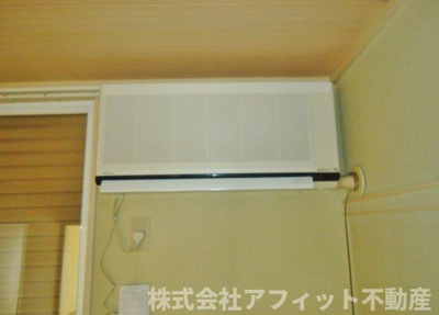 【設備】 | ファミール泉　B | エアコン　※左右反転イメージ