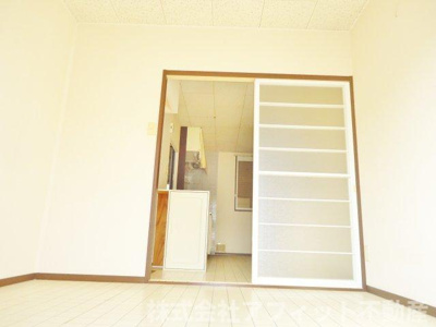【居間・リビング】 | ファミール泉　B | 洋室4.5帖　※左右反転イメージ