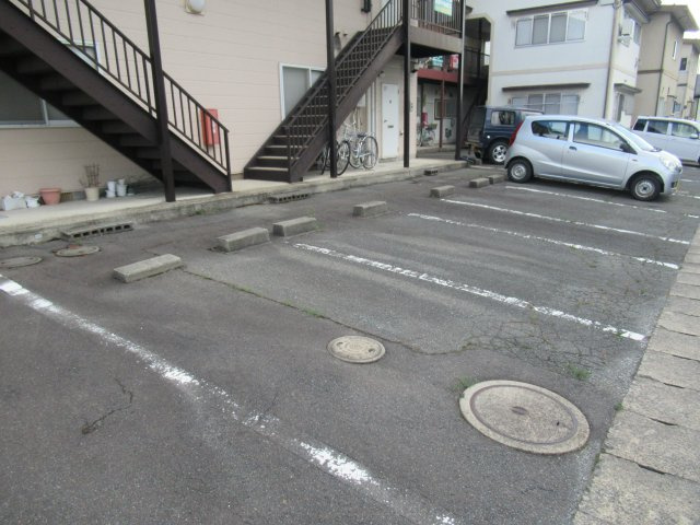 ドミールタナカの駐車場