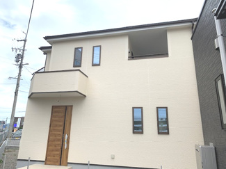 【外観】 | 六条大溝全2棟　インナーバルコニー　カップボード　パントリー収納あります。お車スペース並列3台可能