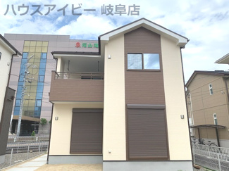 【外観】 | 六条大溝全2棟　インナーバルコニー　カップボード　パントリー収納あります。お車スペース並列3台可能