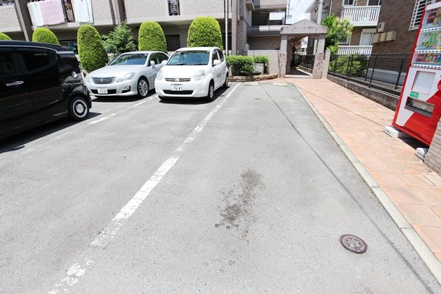 Dearcortkawanami（ディアコートカワナミ）【キャッシュバック対象物件】の駐車場|駐車場完備です