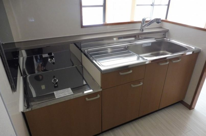 Dearcortkawanami（ディアコートカワナミ）【キャッシュバック対象物件】のキッチン|コンパクトなキッチンで掃除もラクラク