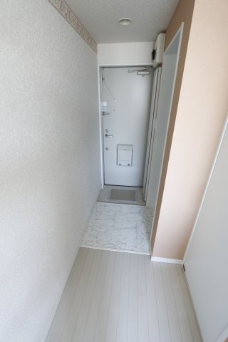 サクセス金沢八景クァトロッチオの瞳の玄関