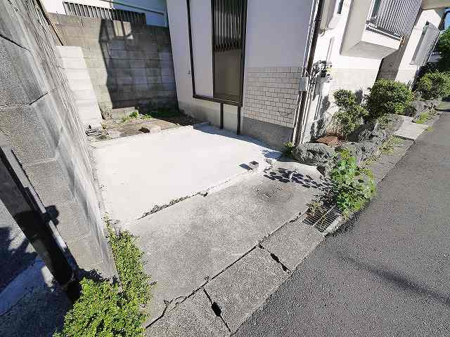 福智院一戸建の駐車場|車をお持ちの方に嬉しい駐車場付きの物件です
