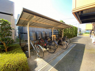 【その他共用部分】 | 屋根付きの駐輪場で雨が降っても大切な自転車が濡れなくてすみますね♪駅から自転車もおすすめです！