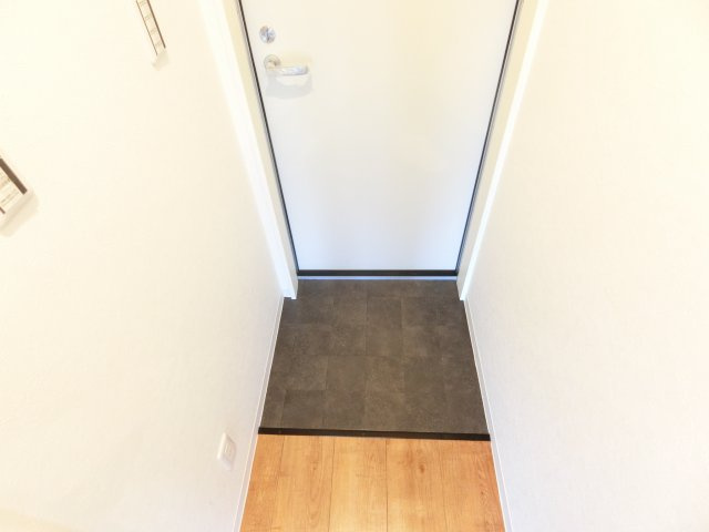 プレミアムスイート狭山駅前の玄関
