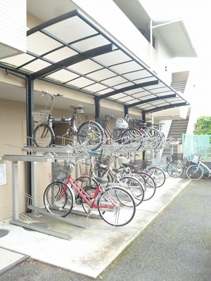 【その他共用部分】 | マンションパシフィック | 屋根付きの駐輪場で雨が降っても大切な自転車が濡れなくてすみますね♪駅から自転車もおすすめです！