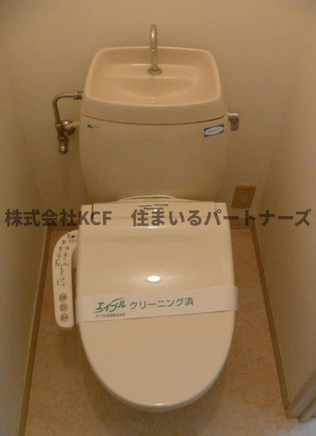 フラワーガーデン津福B棟のトイレ|落ち着いた色調のトイレです