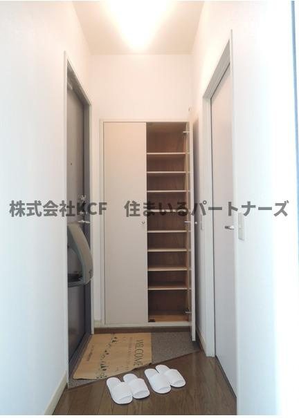 フラワーガーデン津福B棟の玄関