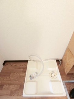 【展望】 | 玄関のシューズボックス横にある室内洗濯機置き場です♪防水パンが付いているので万が一の漏水にも安心です！