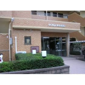 【エントランス】 | 外と内をつなぐエントランスは、まさに顔となる場所。しっかりとした造りで堂々としています。
