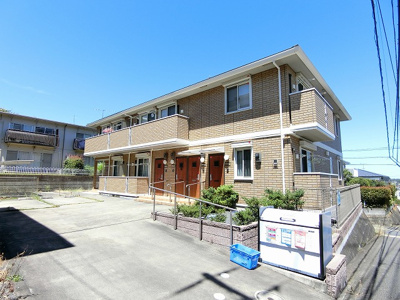 【外観】 | アガイティーラ | 小田急線「読売ランド前」駅より徒歩9分！閑静な住宅地にある2階建てアパートです♪近隣には公園があるので休日のお散歩にも良いですね☆