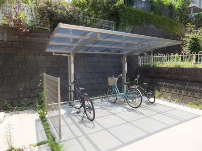 【その他共用部分】 | アガイティーラ | 屋根付きの駐輪場で雨が降っても大切な自転車が濡れなくてすみますね♪自転車はちょっとした移動手段に便利ですよね！