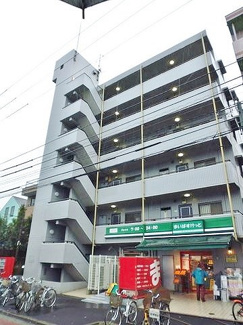 【外観】 | 建物の1階にスーパーまいばすけっとがあるので日々のお買い物に便利な立地のエレベーター付きマンションです♪京急大師線「川崎大師」駅より徒歩圏内！