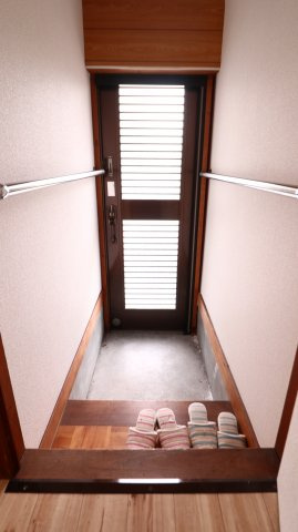 山手5丁目倉庫付戸建の玄関