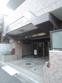 【エントランス】 | JR東海道本線・京浜東北線・南武線「川崎」駅徒歩8分、南武線「八丁畷」駅徒歩4分と。
駅近ならではの便利な住環境も魅力的です。