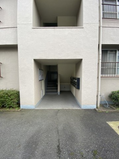 【エントランス】 | 京急本線「京急富岡」駅徒歩5分と好立地。
通勤時間の短縮でご家族と過ごす時間を増やす事が出来ます。