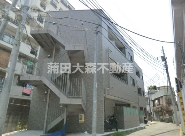 フルーレⅡの外観|2013年3月築　鉄骨造地上3階建て総戸数14戸の人気賃貸マンション
東京都大田区仲六郷1丁目　JR京浜東北線蒲田駅徒歩14分、京急本線京急蒲田駅徒歩10分、雑色駅徒歩10分