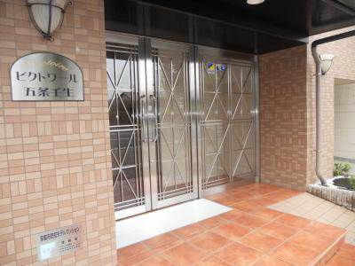 VILLA MARY 五条(旧：ビクトワール五条壬生)のエントランス