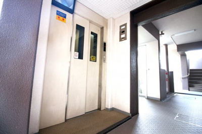 【その他共用部分】 | ライオンズマンション淀リバーサイド | 防犯カメラ付きのエレベーターで特に女性やお子様は安心ですね。