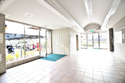 【エントランス】 | ライオンズマンション淀リバーサイド | 《ライオンズマンション淀リバーサイド》は北側に桂川、南側に宇治川が流れる自然に囲まれたロケーションに立地しています。敷地内には植栽に駐車場や駐輪場が設置されています