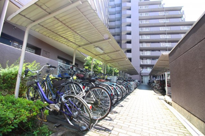 【その他共用部分】 | ライオンズマンション淀リバーサイド | 屋根付きの駐輪場です。空き状況は都度ご確認下さい。