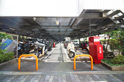 【その他共用部分】 | ライオンズマンション淀リバーサイド | 屋根付きで安心のバイク置き場です。空き状況は都度ご確認下さい。