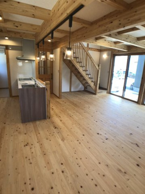 【居間・リビング】 | 京塚２丁目　新築住宅 | こちらのリビングで趣味の時間をお楽しみください