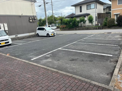 【駐車場】 | オークハイツF棟 | 車をお持ちの方に嬉しい駐車場付きの物件です