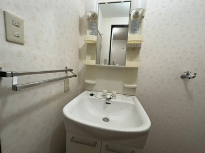 【独立洗面台】 | オークハイツF棟 | 朝の支度にも助かる、独立の洗髪洗面化粧台
