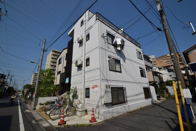 プラムマンションの外観|南向きの角地で建物全体明るいです。