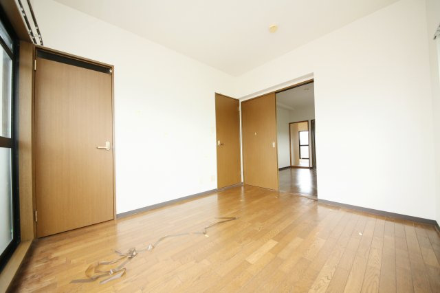 ヴァンベール新舞子の洋室