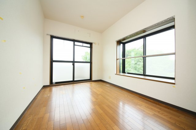 ヴァンベール新舞子の洋室